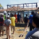 Puing rumah penjual es pasca dilalap api.