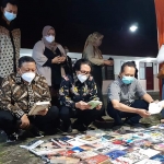 Kadikbud Asrofi, Ketum Dekesda Ali Aspandi dan Ketum Ikapi Jatim Fatkul Anam melihat lapak buku saat pembukaan LiterArt Fest, Jumat (18/6/2021) malam. foto: Mustain/ BANGSAONLINE