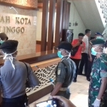 KOMPAK: TNI, Polri, dan Satpol PP di Kota Probolinggo saat menggelar penyemprotan disinfektan di masing-masing kantor pemerintahan.

