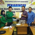 Sekretaris DPC PPP Gresik, Khoirul Huda (tiga dari kiri) menyerahkan formulir pendaftaran bakal cabup Achmad Nadlir. foto: SYUHUD/ BANGSAONLINE