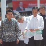 Presiden Jokowi saat turun dari mobil didampingi Bupati Trenggalek Emil Dardak dan Wakil Bupati Trenggalek, Moh. Nur Arifin. foto: HERMAN S/ BANGSAONLINE