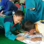 Para anak yatim saat melukis cita-cita dan do