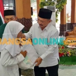 Bupati Situbondo, Karna Suswandi, bersama istrinya ketika memberi santunan untuk anak yatim. Foto: SYAIFUL BAHRI/BANGSAONLINE