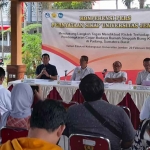 Rektor Unej, Iwan Taruna, saat konferensi pers terkait pembongkaran rumah singgah Bung Karno di Padang.