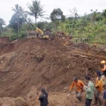 Proses evakuasi mayat korban yang dilakukan oleh tim gabungan.