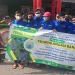 Para pemuda pesisir saat menggalang dana untuk korban banjir. foto: ist.