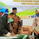 Penandatanganan penerimaan beasiswa pelatihan StuNed oleh Yunus Busa, Rektor Unimen, disaksikan Muslimin Bando, Bupati Enrekang (tengah) dan Nurdahlia Lairing (kanan) yang merupakan penggagas proposal pelatihan. foto: istimewa