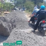 Warga tetap melintas, meski harus berhati-hati karena tertutup tumpukan pasir dan batu besar.