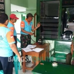 Warga bersama BPBD dan Forpimcam saat menggelar simulasi penanganan bencana akibat kegagalan teknologi. foto: SUWANDI/ BANGSAONLINE