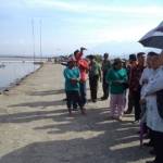 ?

Bu Tri (paling kanan berambut putih) bersama rombongan melihat lumpur di tanggul titik 21 Desa Siring. foto:nanang ichwan