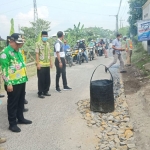 Wakil Bupati Pasuruan, Abdul Mujib Imron, saat sidak perawatan jalan di Desa Kedungringin-Kedungboto, Kecamatan Beji.