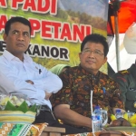 Mentan RI Andi Amran Sulaiman didampingi Bupati Bojonegoro Suyoto. foto: EKY NURHADI/ BANGSAONLINE