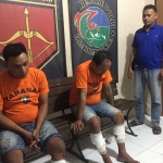 Dua pelaku yang dilumpuhkan petugas saat berada di Mapolsek Sukolilo