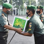 Danrem 084/Bhaskara Jaya Brigjen TNI Widjanarko, S.Sos, saat menyerahan bingkisan kepada seorang prajurit secara simbolis.