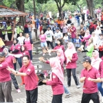 MERIAH: Wabup mengikuti senam bersama untuk sosialisasi Pemilu 2019, di GOR Sidoarjo, Minggu (17/3). foto: ist