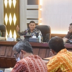 Wali Kota Kediri, Abdullah Abu Bakar (tengah), saat memimpin rapat. Foto: Ist