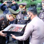 Selain memberikan kado dalam rangka HUT TNI ke-75 pada Dandim 0816 Sidoarjo, Kapolresta Sidoarjo juga memberikan kado ke Yon Arhanudse 8 Gedangan, Pasmar 2, Brigif 1 Marinir, dan jajaran TNI lainnya di Sidoarjo.