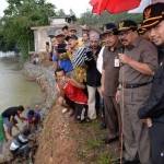 Gubernur Jawa Timur Soekarwo dan Bupati Trenggalek Emil Dardak saat berada di lokasi terdampak bencana kecamatan Munjungan, Trenggalek. foto: HERMAN SUBAGYO/ BANGSAONLINE