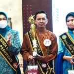 Bunda Genre Kota Pasuruan, Dr. Hj. Fatma Saifullah Yusuf bersama para pemenang Duta Genre.