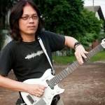 Doddy Hernanto, dengan gitar Rick Hanes miliknya. foto: net