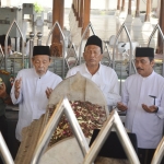 Bupati Sambari didampingi Wabup Qosim dan pejabat Forkopimda berdoa di makam Syekh Maulana Malik Ibrahim. Foto: SYUHUD A/BANGSAONLINE