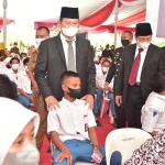 Bupati Lamongan, Yuhronur Efendi, didampingi wakilnya, Abdul Rouf, saat meninjau serbuan vaksinasi dalam rangka peringatan HUT TNI Ke-76