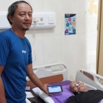 Heri Santoso ketika mendampingi ayahnya di rumah sakit. Foto: Ist

