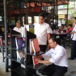 Perpustakaan  Umum Pamekasan menaruh buku-buku di Cafe Melati, Pmekasan.