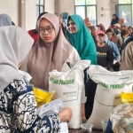 Penyaluran bantuan pangan di wilayah Kecamatan Ngasem, Kabupaten Kediri. Foto: Ist