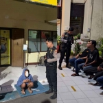 Pemuda gangster pesata miras diamankan Polrestabes Surabaya