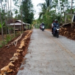 Salah satu jalan Desa Kedungsalam yang sudah dicor berkat program TMMD.