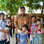 Bupati Kediri dan Sholikah bersama ketiga cucunya. Foto: Ist