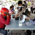 Petugas gabungan saat mendata pelanggar prokes yang terjaring dalam operasi yustisi di Kota Kediri. (foto: ist)