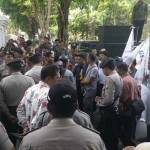 Massa gempa saat demo menuntut transparansi penjualan karcis karapan sapi. foto: rizal/BANGSAONLINE