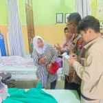 Korban saat berada di Puskesmas Merakurak, Tuban. Foto: Ist