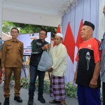 Kepala Kanwil Kemenkumham Jatim, Heny Yuwono, saat memberi bantuan kepada masyarakat di Jember.