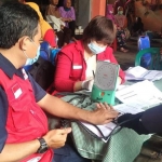 Petugas dari PMI Kabupaten Jember saat giat vaksinasi di rumah Kepala Desa Kemuningsari Kidul.