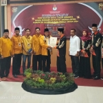 Jajaran pengurus DPC Hanura Kabupaten Pasuruan saat menyerahkan berkas pendaftaran bacaleg.