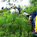 Para wisatawan saat menikmati keindahan alam di Gunung Kelud. foto: MUJI HARJITA/ BANGSAONLINE