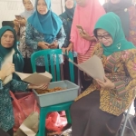 Bupati Jombang, Hj Mundjidah Wahab ikut menyiapkan makanan saat mengunjungi dapur umum di Posko Banjir.