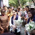 Wali Kota Kediri, Vinanda Prameswati, saat mendampingi kunjungan Waka 1 Bina Muda Kwarda Jatim, Arumi Bachsin Emil Dardak. Foto: Ist