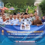 Kantor Imigrasi Pamekasan saat giat berbagi takjil untuk masyarakat.