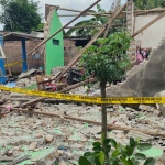 Garis polisi yang terpasang pada rumah korban ledakan di Kediri. Foto: Ist