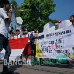 Massa aksi saat menggelar demo di depan Mapolres Jombang, Jumat (5/8). foto: RONY S/ BANGSAONLINE 