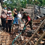 Kapolsek Gempol Kompol Kamran (kiri) turun langsung ke lokasi kejadian.