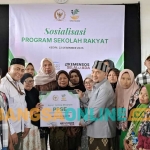 Anggota Komisi VIII DPR RI dari Fraksi PKB, An’im Falachuddin Mahrus, saat menyerahkan secara simbolis bantuan Program Pemberdayaan Sosial Ekonomi kepada wali murid. Foto: MUJI HARJITA/BANGSAONLINE