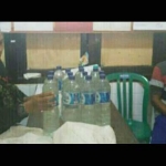 Pelaku beserta barang bukti saat diamankan di Mapolsek Ngawi Kota.