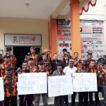 Puluhan anggota Ormas Pemuda Pancasila (PP) menggelar aksi di depan kantor KPU Kota Batu, Rabu (12/2) siang. Mereka juga melakukan penggalangan dana untuk membantu si siswa yang tak sengaja merusakkan TV LED. 