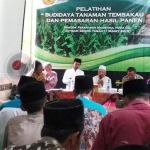 Suasana pelatihan budidaya tembakau dan pemasaran hasil panen di Ponpes Mansyaul Huda Dua, Tuban.