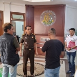  Kasi Intel Kejaksaan Negeri Kota Malang saat menemui tim hukum KHYI